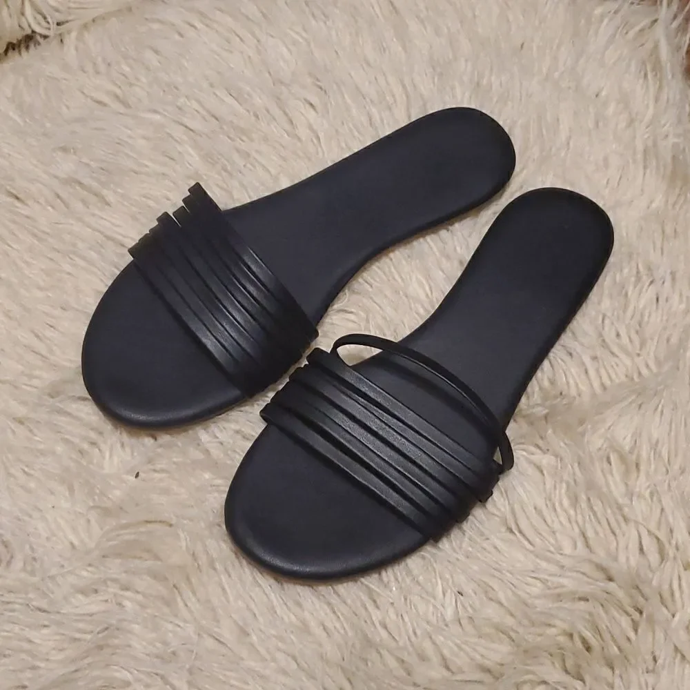 Like new black strappy Flats, Size 11‎